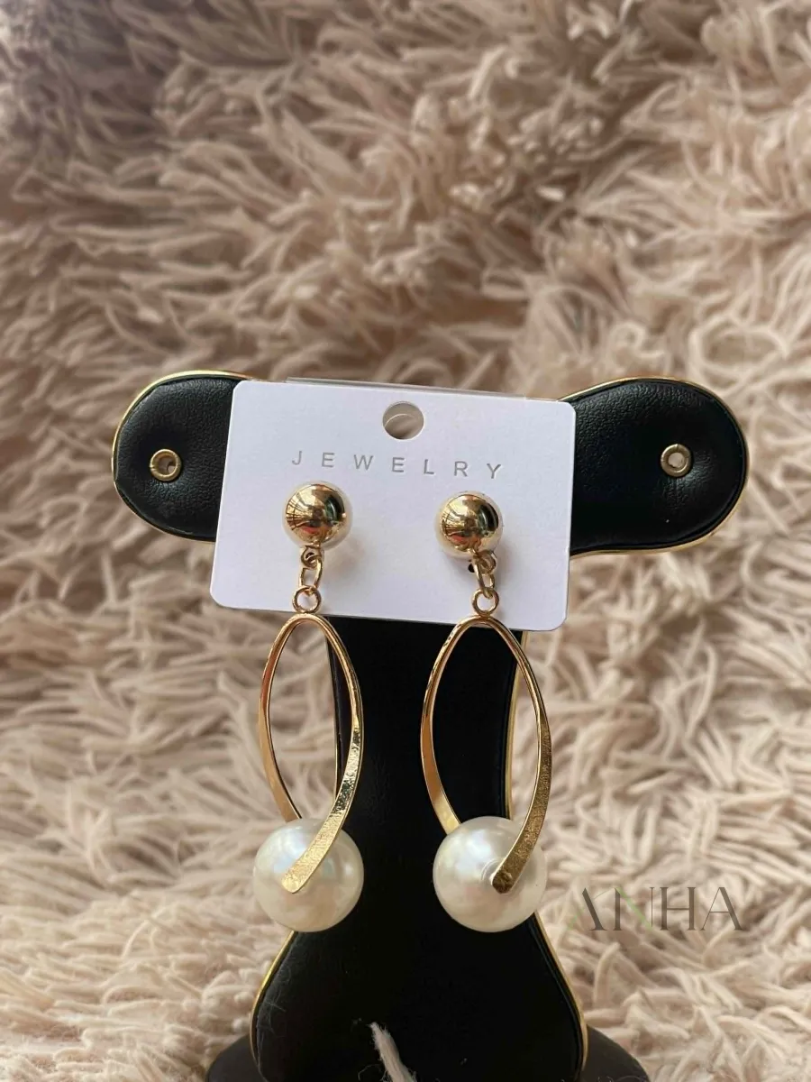 Golden Pearl long earring